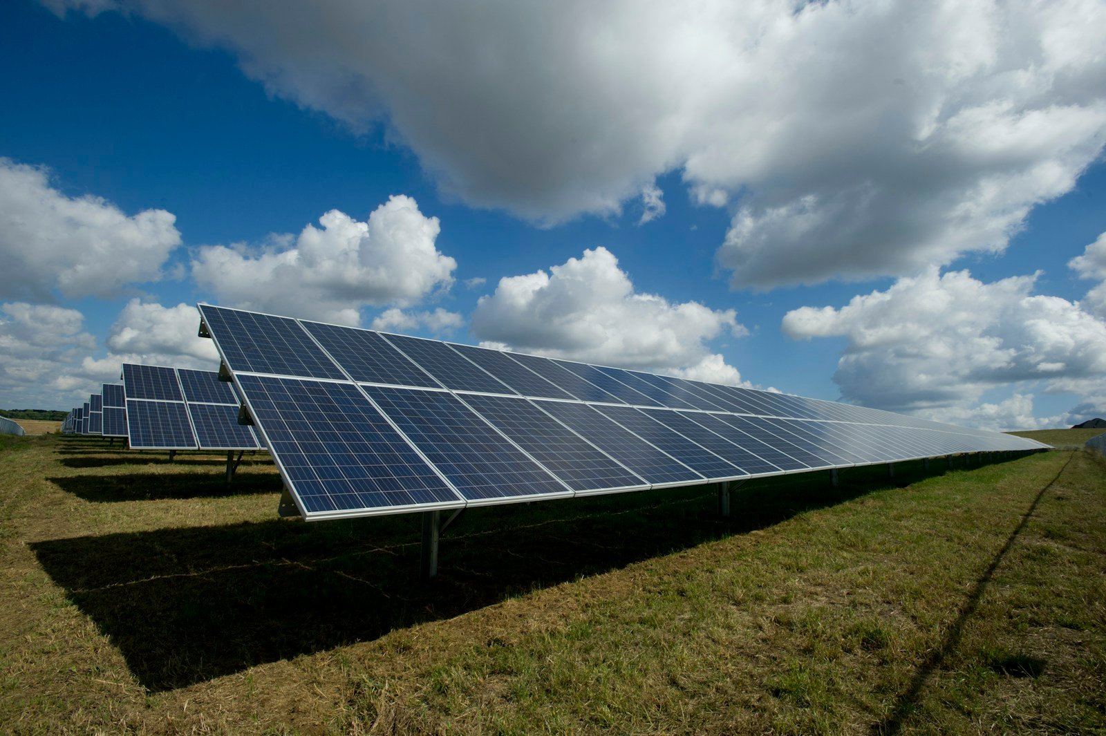 Painéis solares em uma instalação fotovoltaica, fotografia ilustrativa
